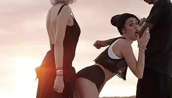 La regordeta belleza Miranda Kelly se lleva al orgasmo con dedos y vibradores pormo duro