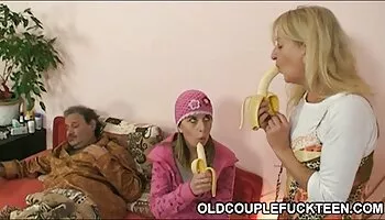 NYMPHO Adira Allure follada duro muy cerdas xxx y con creampie