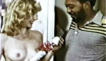 Pequeña rubia paga las cuentas con sus estrechos agujeros masajes pornos