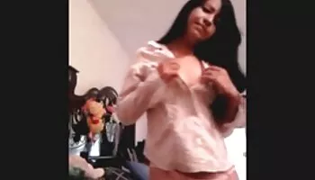 Adolescente desagradable muestra su cuerpo xxx muy duro caliente