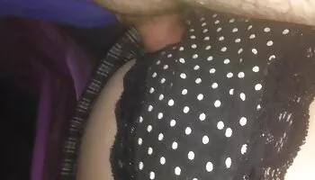 Adolescente traviesa mostrando bragas en público pprno casero