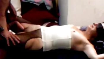 La traviesa colegiala de TS Deborah Tavares se ensancha el culo con un consolador videos de travestis gratis