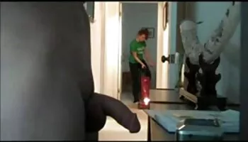 Pequeña travesti asiática en videos pornos de transexuales sujetador negro masturba polla y corridas