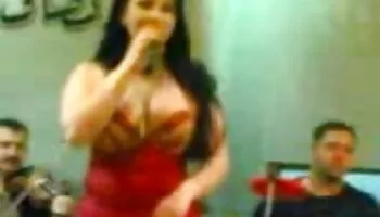 Bonita pelirroja se folla pornos calientes y traga semen